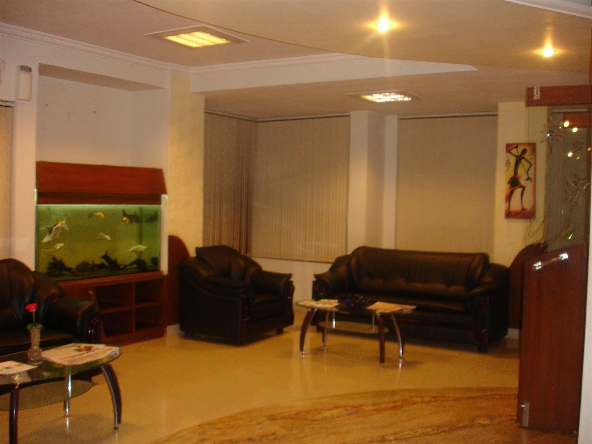 Oyo 5934 Lokaz Hotel Bengaluru Kültér fotó